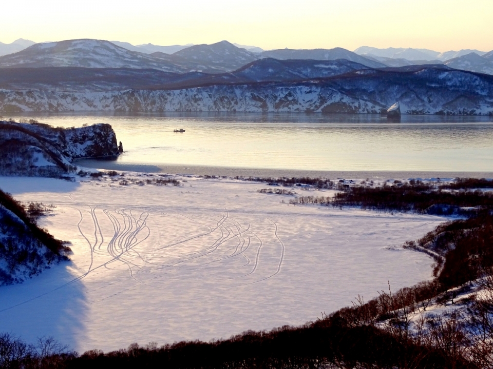 郊外巨大湖泊冰面自然美景