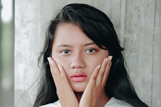 双手捂住自己脸颊的长发少女摄影