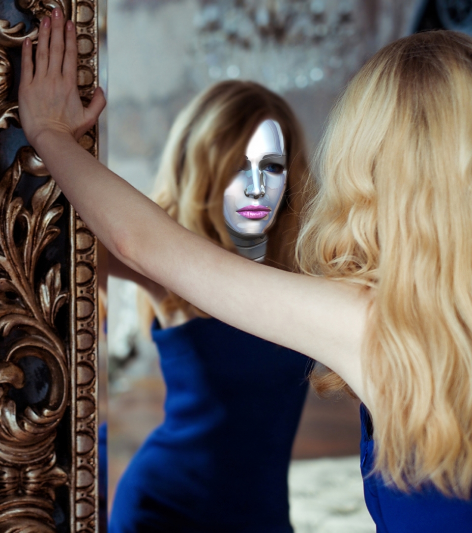 镜子前带着面具的金发美女