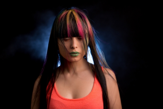 黑色背景绿色口红彩色染发女模特特写摄影