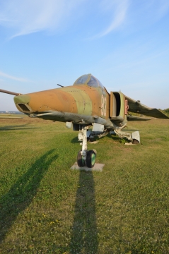 蓝天白云阳光草地上停着的老式战斗机