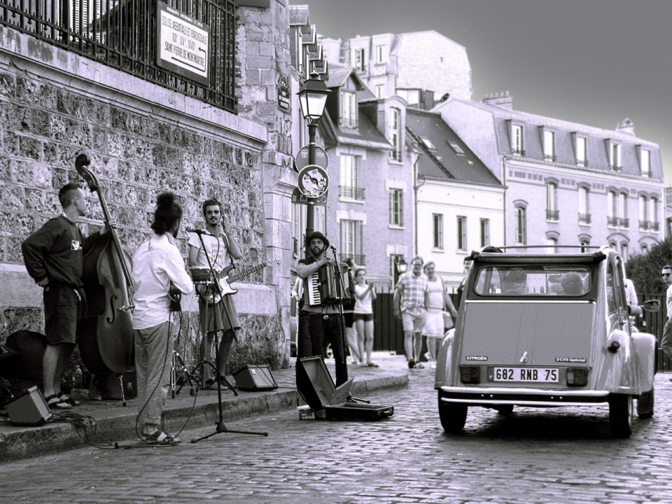 欧洲小镇巷子中演奏乐器男子黑板画面
