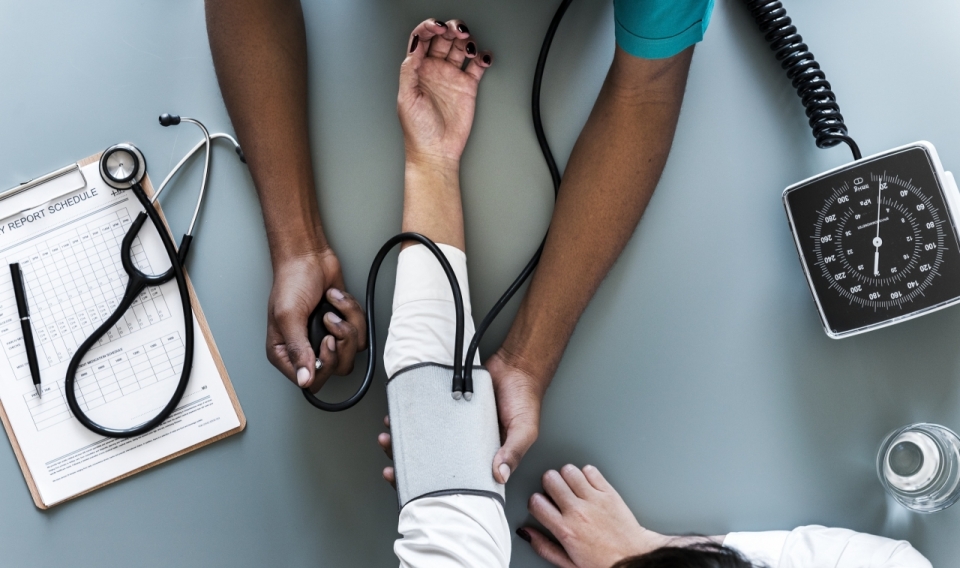 黑人护士仪器设备测量患者血压