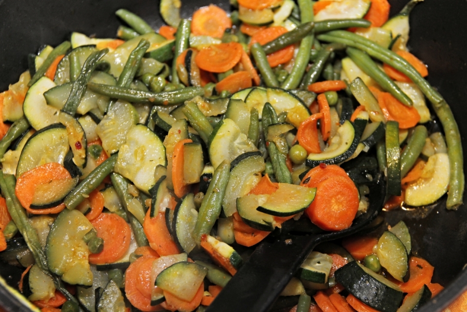 黑色碗新鲜美味健康蔬菜沙拉食物