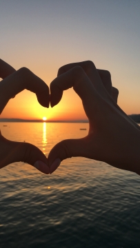 风景摄影_海边日落美景比心特写