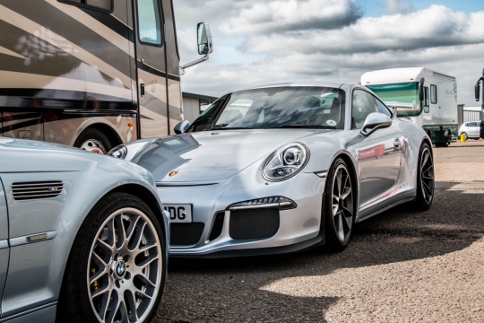 阳光下的银色保时捷911跑车摄影