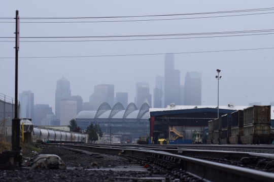 城市边铁道站台外景风光