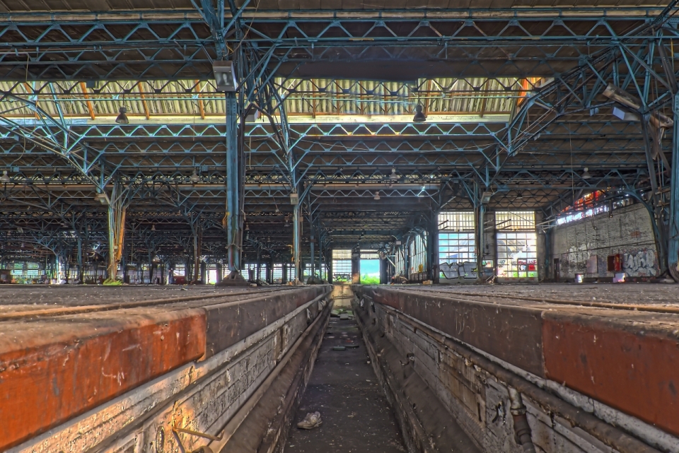 建筑摄影_阳光下老旧废弃工业工厂建筑室内全景