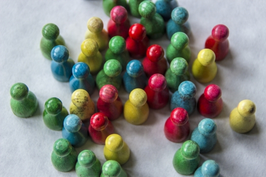 白色石质桌面彩色趣味棋子玩具