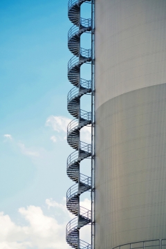 城外灰色厂房建筑金属螺旋阶梯外观