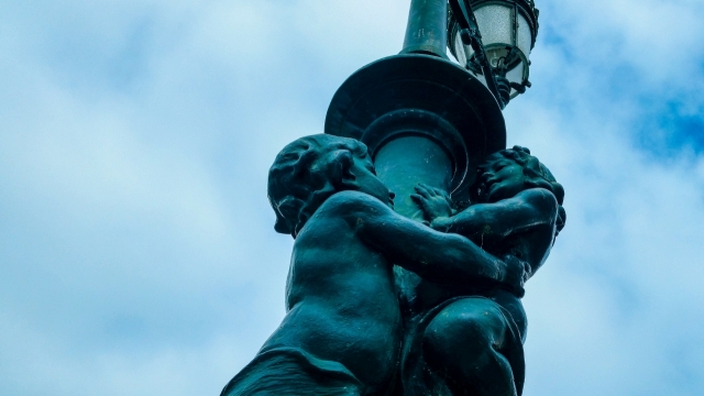 蓝色天空古典艺术石质雕像