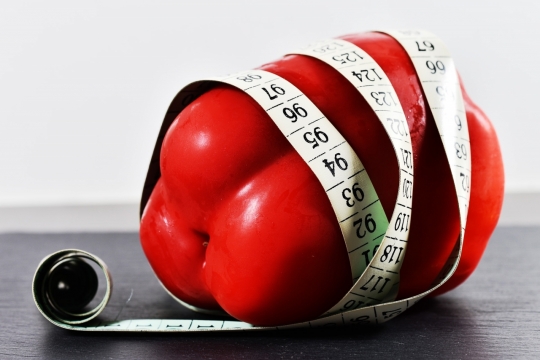 室内木制桌面软尺绑新鲜健康红色菜椒