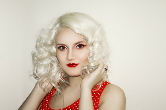 白色墙壁银色卷发时尚美女