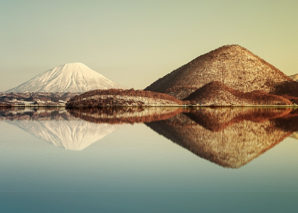 清澈湖水倒影山峰美景特写