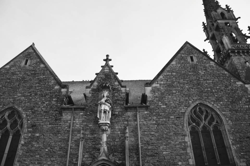 黑白风格的古朴教堂与高塔摄影
