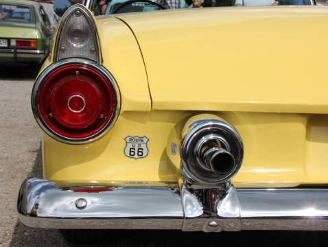 阳光城市街道黄色轿车车灯特写