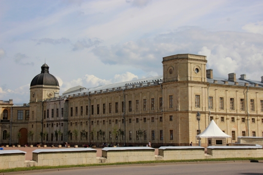 蓝天下的巴黎卢浮宫的一角外景