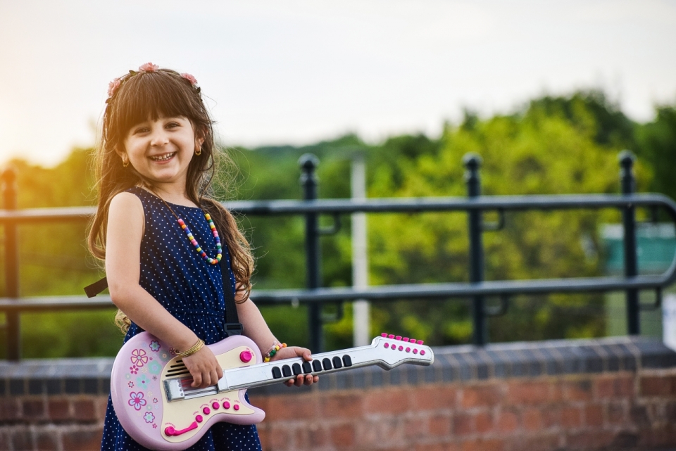 城市街道弹奏粉色吉他玩具乐器女孩