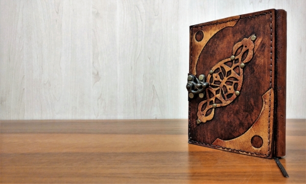 室内灰色墙壁前木制桌面复古文艺书本