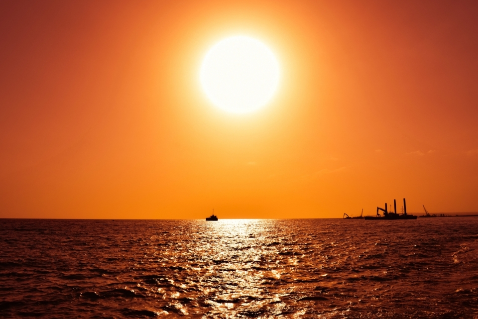 日落时分壮阔海洋上巨大的太阳