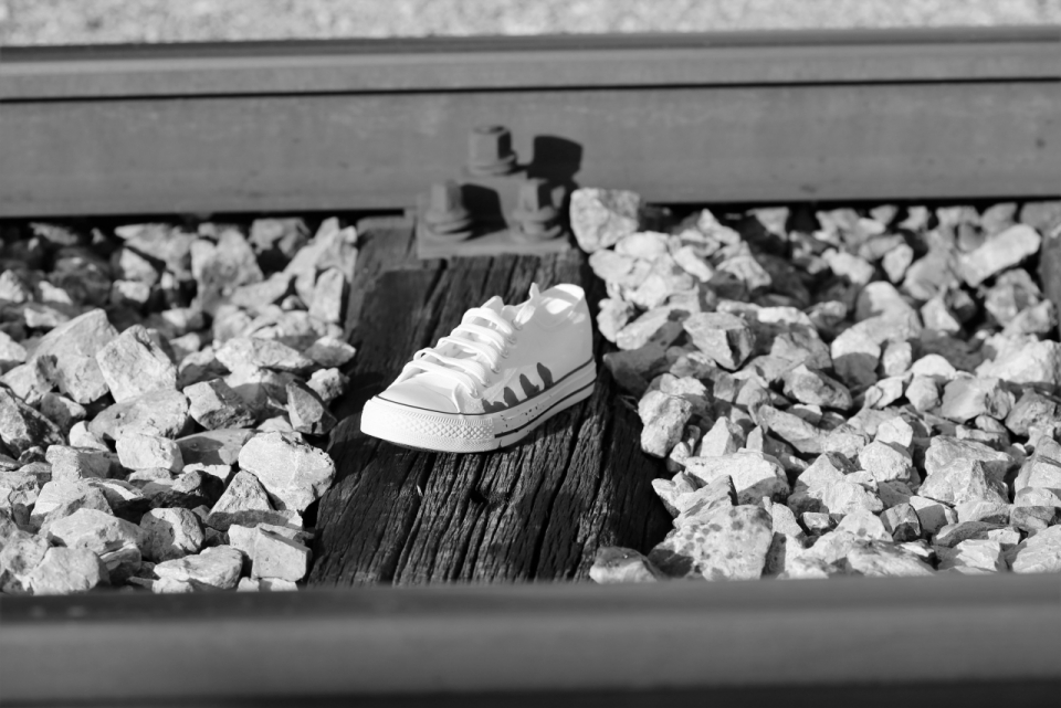铁轨木板上放的一只帆布鞋黑白风格摄影
