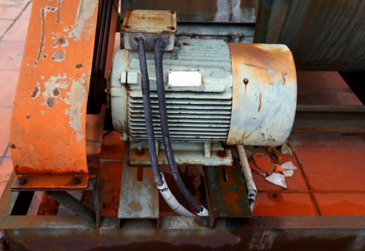 老旧生锈的电动机特写