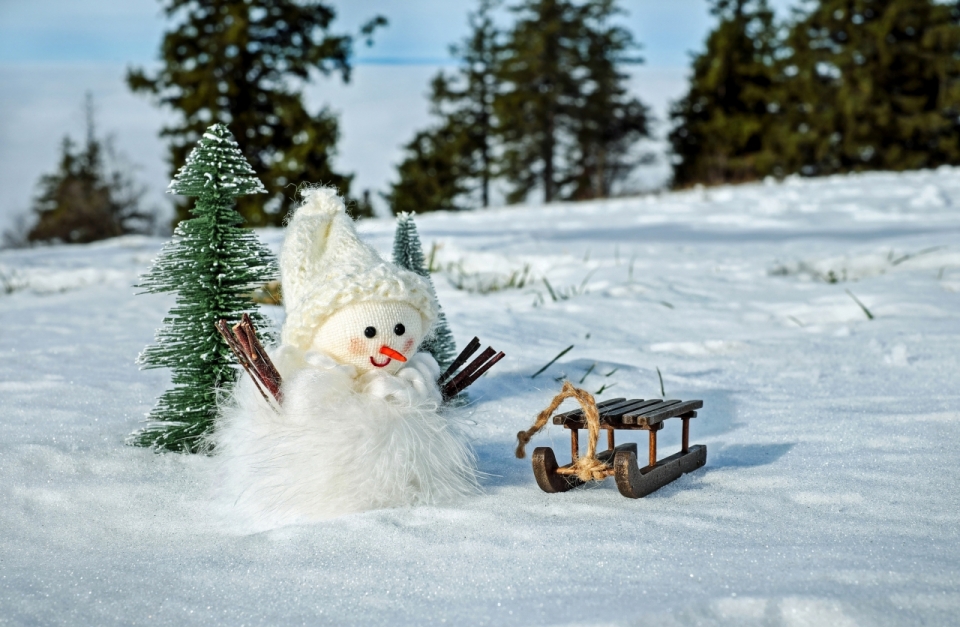 冬天雪地上白色雪人玩偶摄影