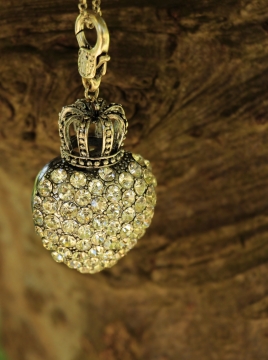 树干旁悬挂着水晶吊坠特写