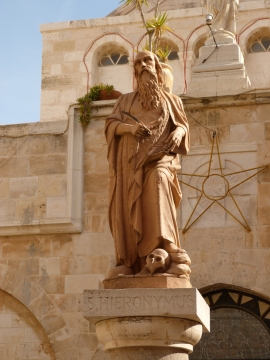 阳光照射精致石雕建筑外景