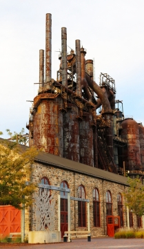 城市街道房屋后工业钢铁建筑