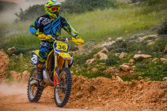 山坡土路上正在比赛的机车选手