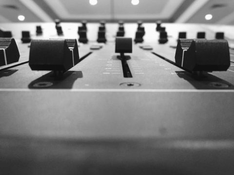 录音棚中精密的调音台