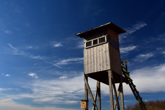 蔚蓝天空农场外木屋哨塔建筑房屋