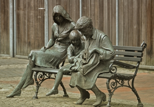 城市街道坐长椅亲密家族石质艺术雕刻