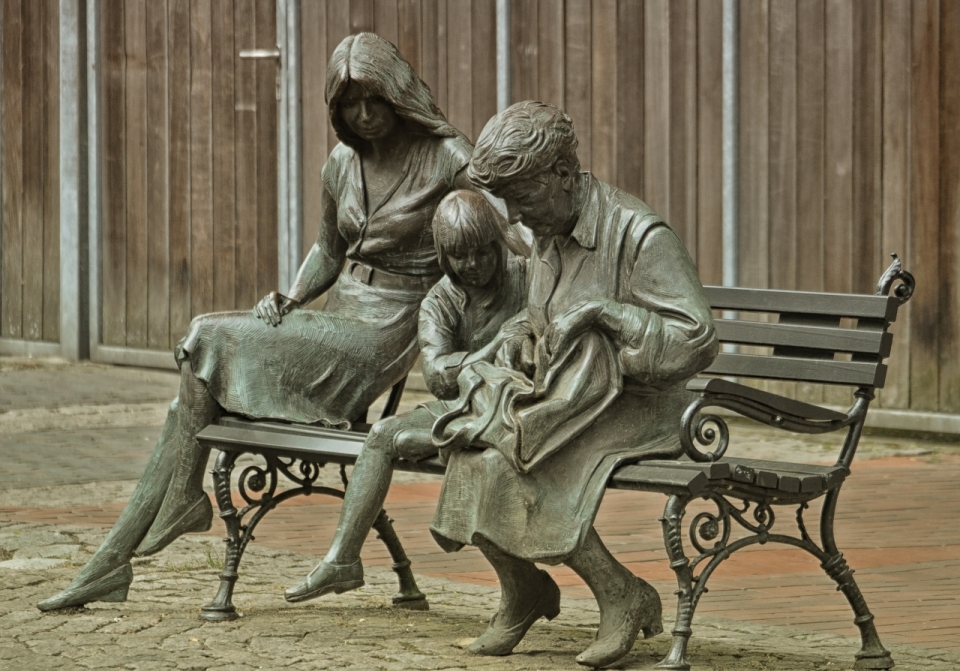 城市街道坐长椅亲密家族石质艺术雕刻