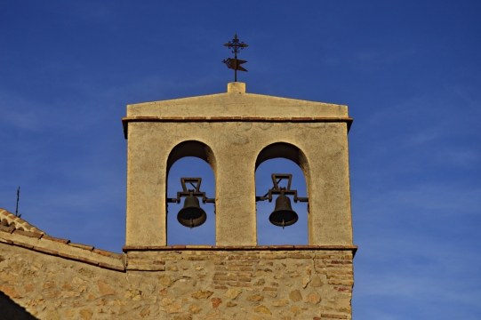 傍晚夕阳阳光里古老教堂钟楼