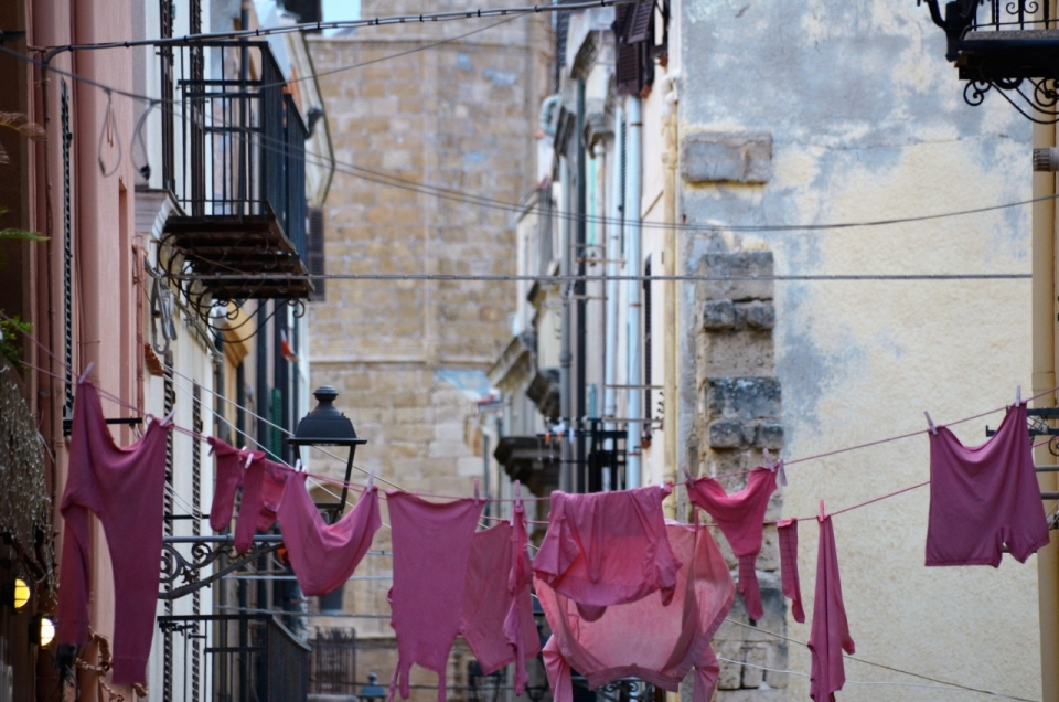 意大利撒丁区古老破旧晾衣服城市街道