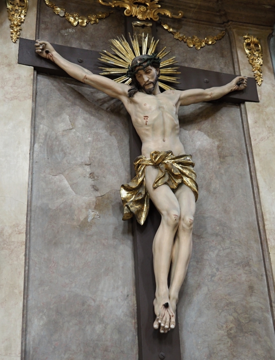 被钉在十字架上的耶稣雕像摄影