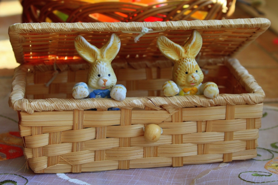 室内桌面竹制篮子中可爱兔子模型