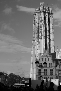 黑白古老城市插国旗高塔建筑