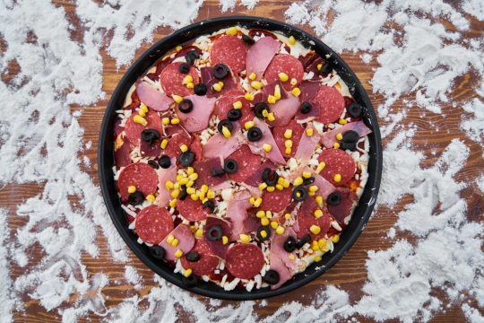 白色面粉桌面香肠火腿烤肉披萨美食