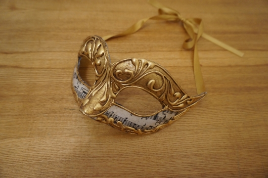 放置在桌上的金色面具