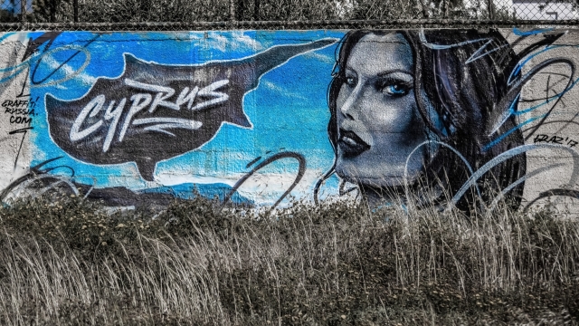 古老城市街道建筑墙壁街头艺术涂鸦绘画