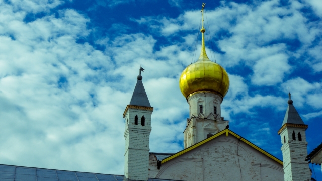 蓝色天空金色屋顶古典教堂建筑