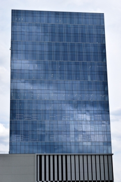 蓝色天空城市街道现代高楼大厦建筑