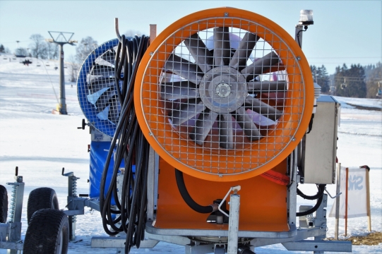 滑雪场巨大的鼓风造雪机特写