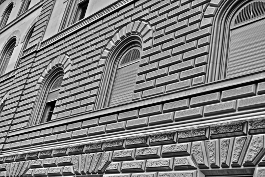 黑白城市街道石砖墙壁建筑