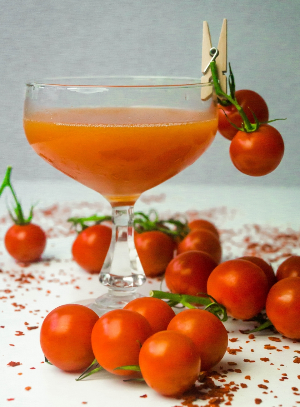 室内白色桌面玻璃杯红色果汁新鲜美味番茄