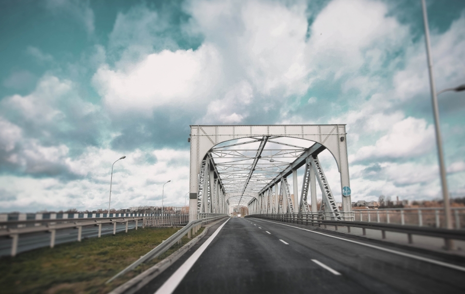 行驶于波兰城市钢架桥梁马路