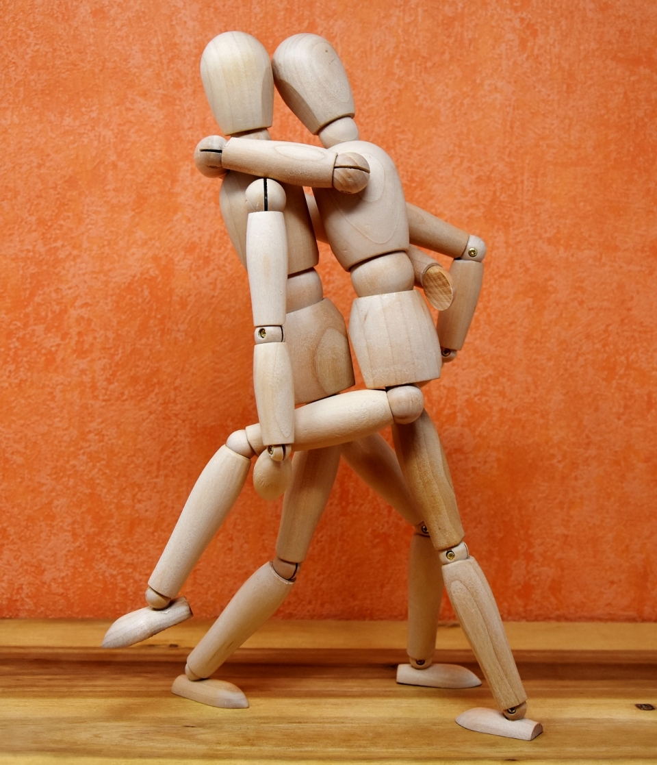 摄影基础_室内橙色墙壁木制桌面跳舞木人模型